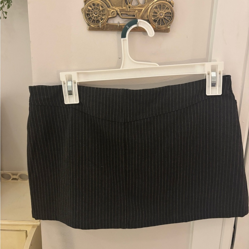 Brandy Melville Grey Pinstripe Mini Skirt - Picture 3 of 3